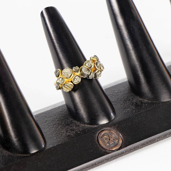 Cinq Ring Stand